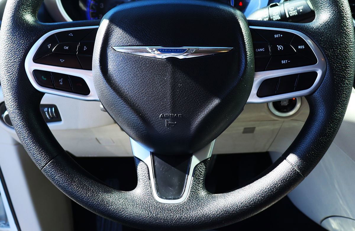 Used 2020 Chrysler Voyager L FWD image 55