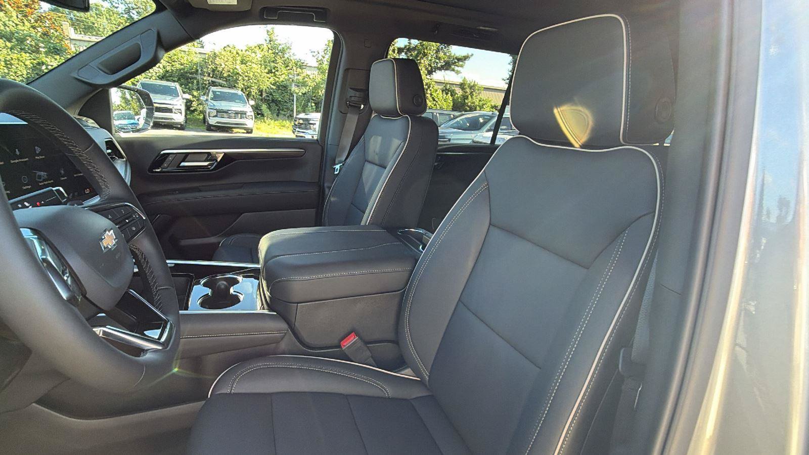 New 2026 Chevrolet Suburban Premier w/ Sun And Tow Package AWD/4WD image 16