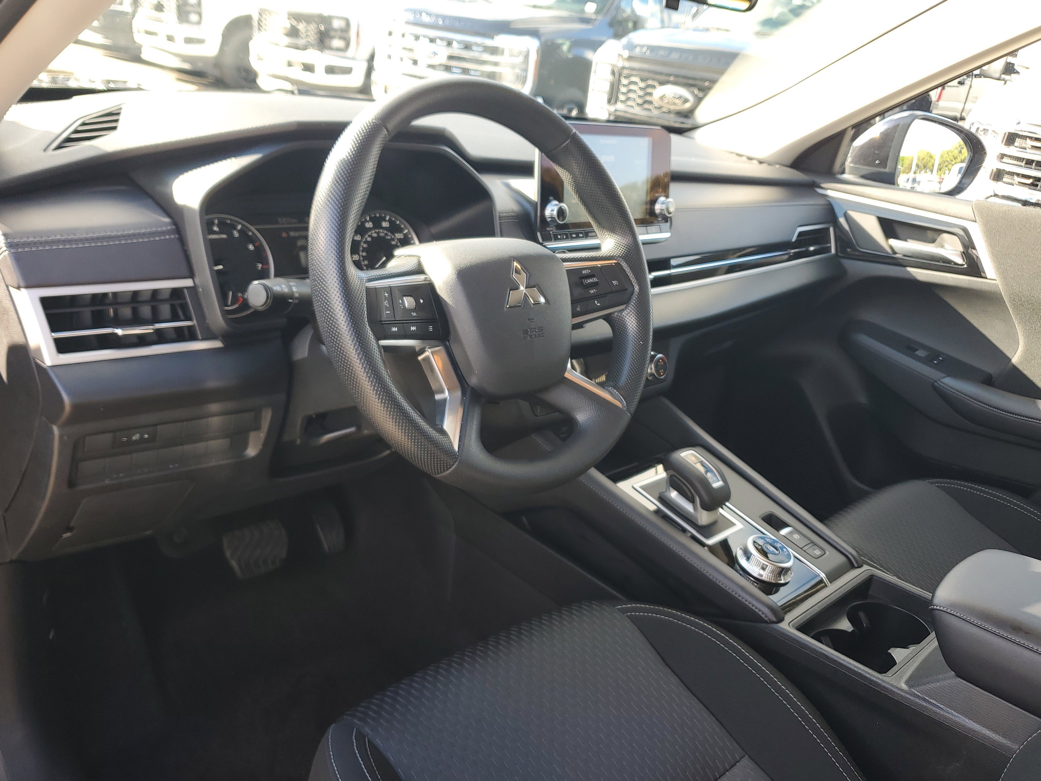 Used 2024 Mitsubishi Outlander ES image 9