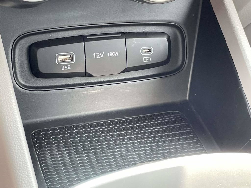Certified 2025 Hyundai Venue SEL FWD image 19