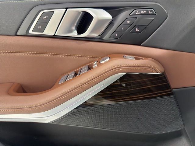 Used 2025 BMW X7 xDrive40i w/ Parking Assistance Package image 11