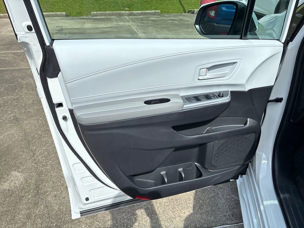 New 2026 Toyota Sienna LE FWD image 12