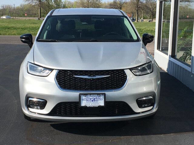Used 2024 Chrysler Pacifica Touring-L image 4