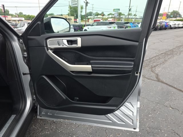 Used 2021 Ford Explorer Limited w/ Equipment Group 301A AWD/4WD image 38