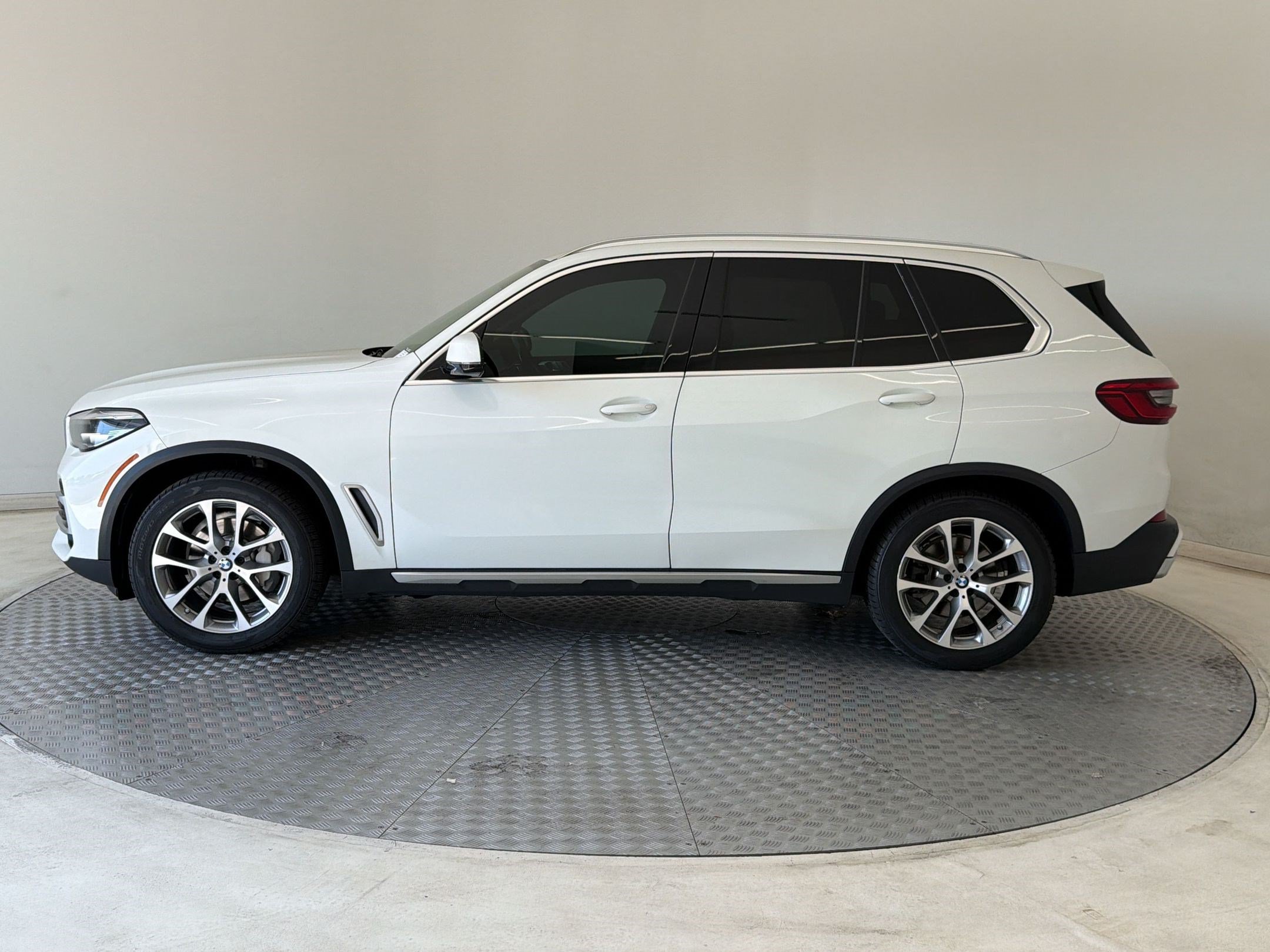 Used 2019 BMW X5 xDrive40i w/ Convenience Package AWD/4WD image 2