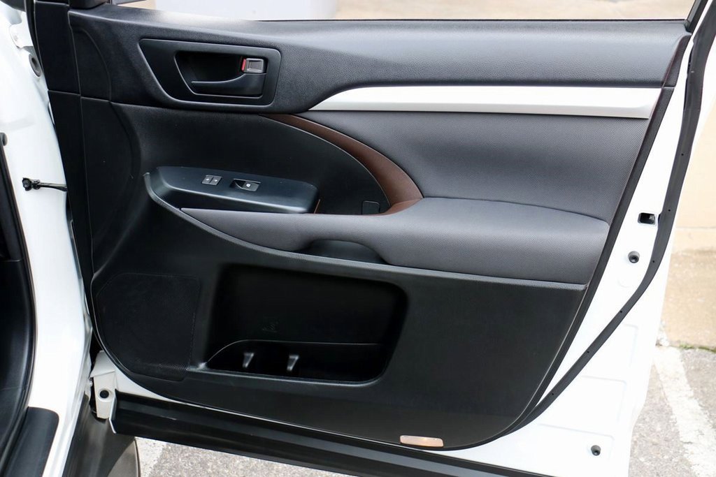 Used 2015 Toyota Highlander LE image 29