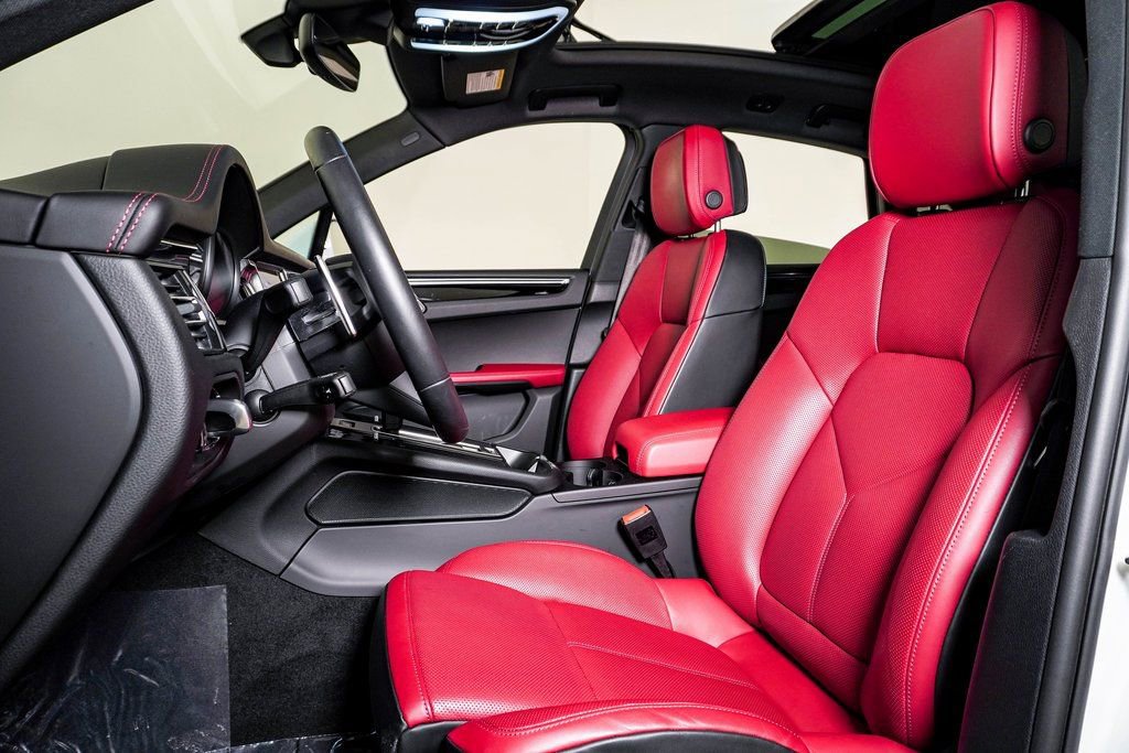 Certified 2025 Porsche Macan AWD/4WD image 5