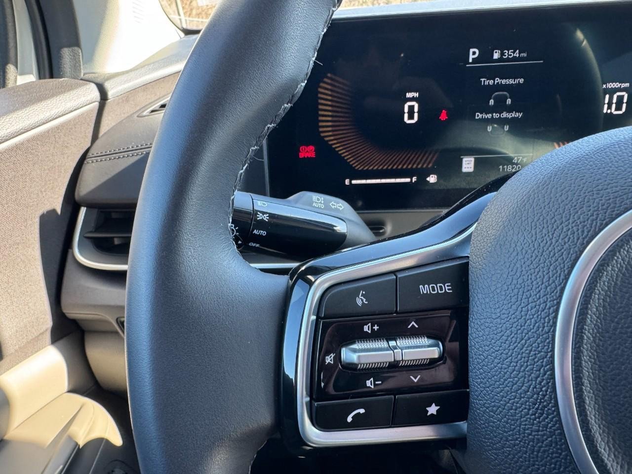 Used 2025 Kia Carnival EX image 20