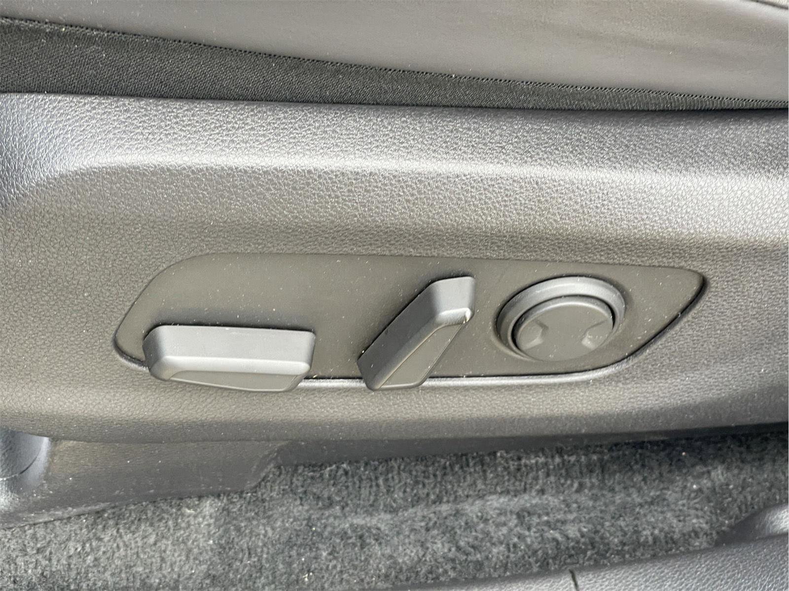 Used 2024 Kia Carnival LX FWD image 24