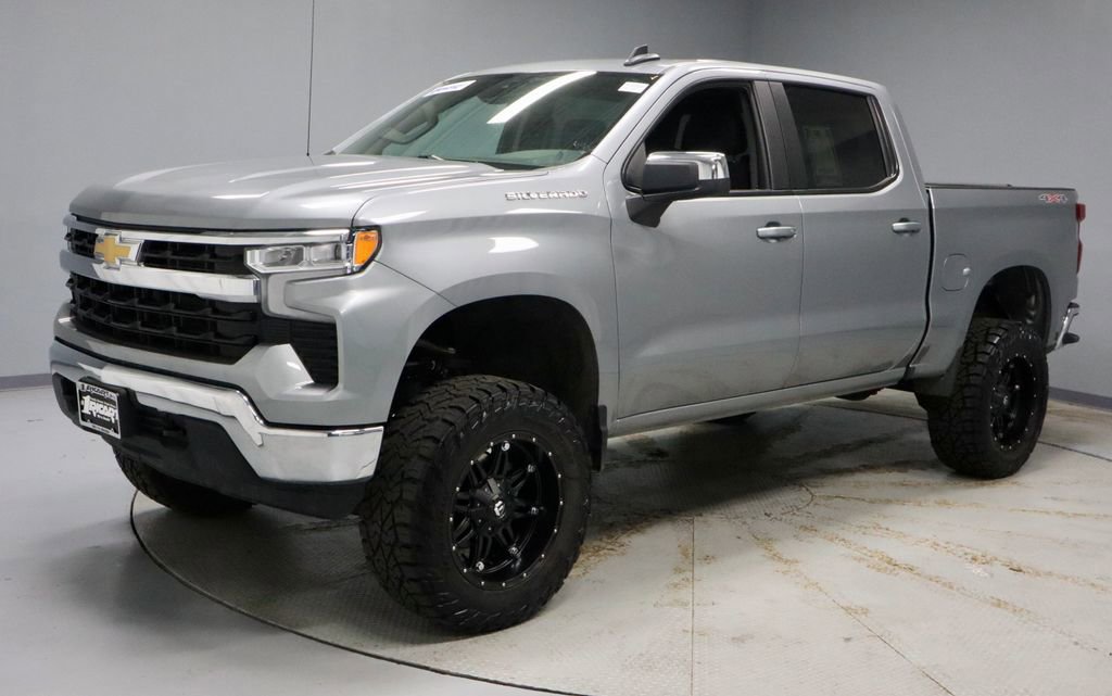 Used 2025 Chevrolet Silverado 1500 LT AWD/4WD image 9