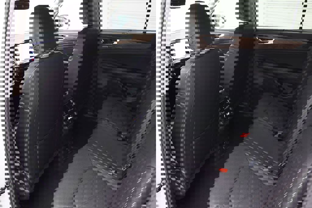 Used 2025 Volkswagen Atlas SE image 12