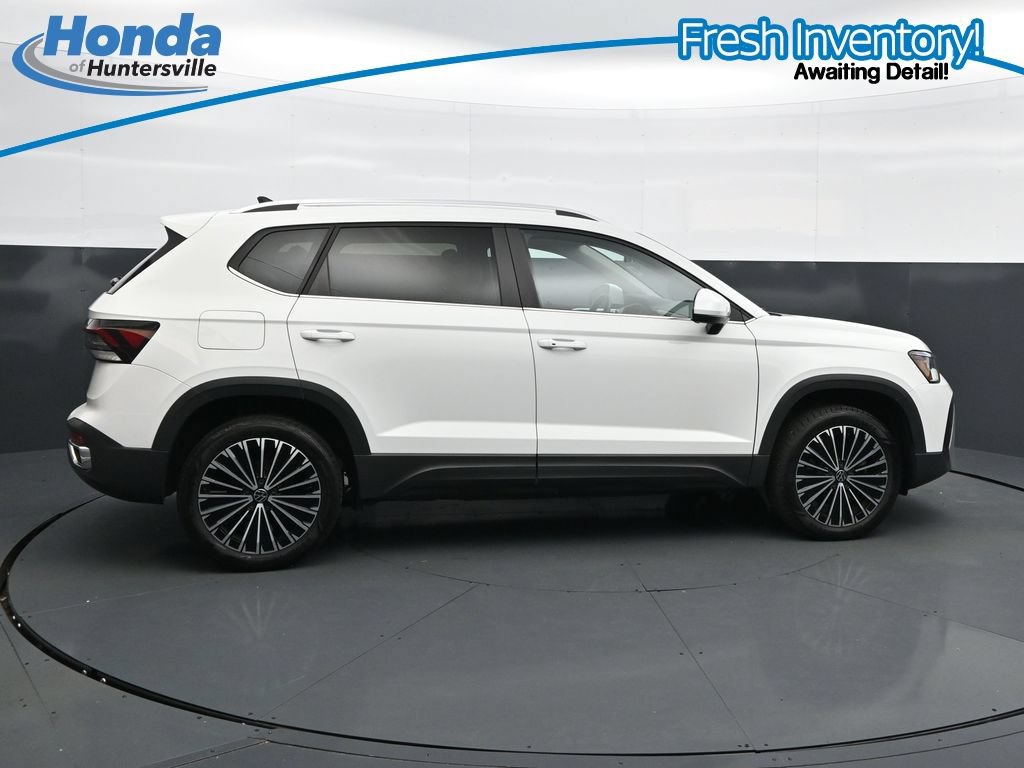 Used 2025 Volkswagen Taos SE w/ Panoramic Sunroof Package FWD image 11