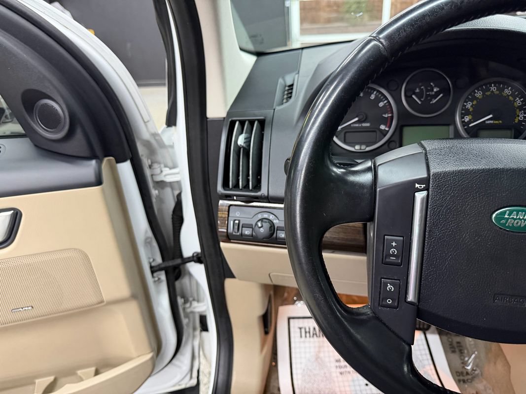 Used 2011 Land Rover LR2 HSE AWD/4WD image 24