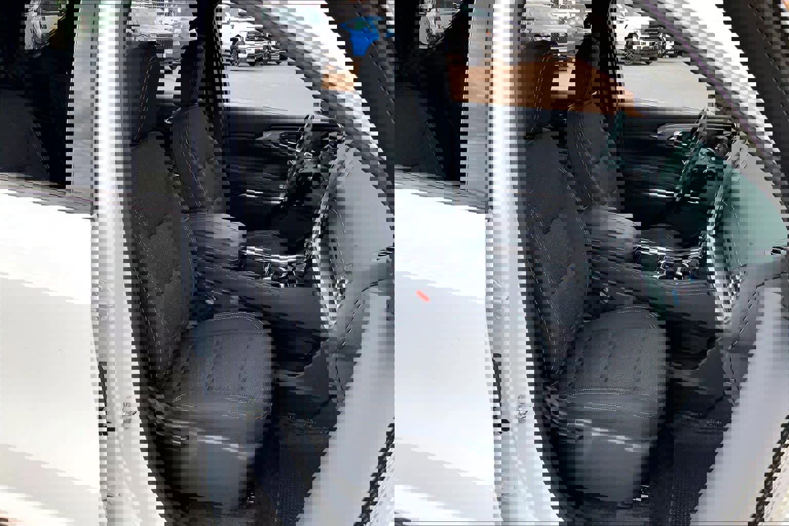 Used 2025 Chevrolet Traverse LT image 8