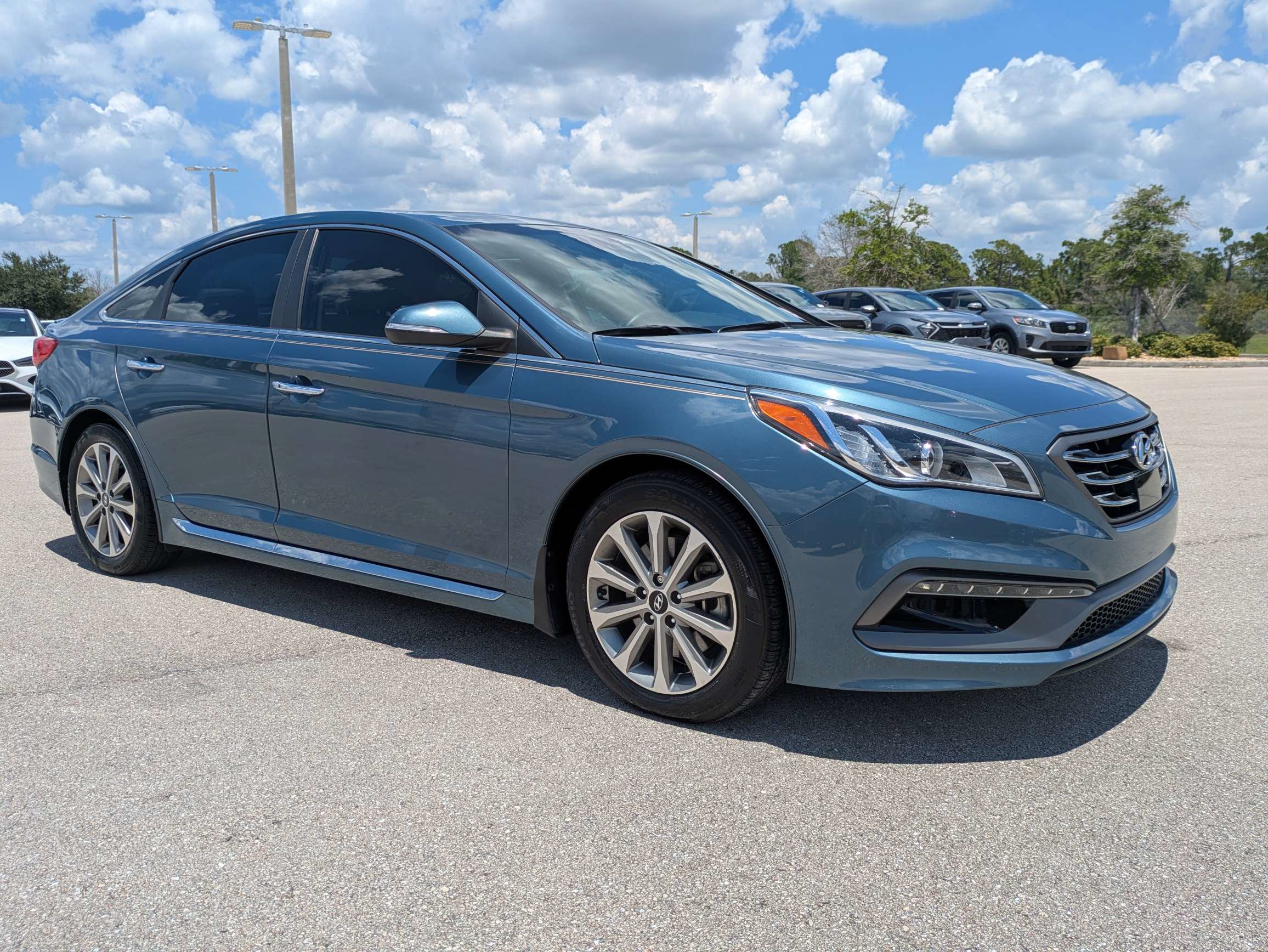 Used 2017 Hyundai Sonata Limited w/ Ultimate Package 04 FWD image 2