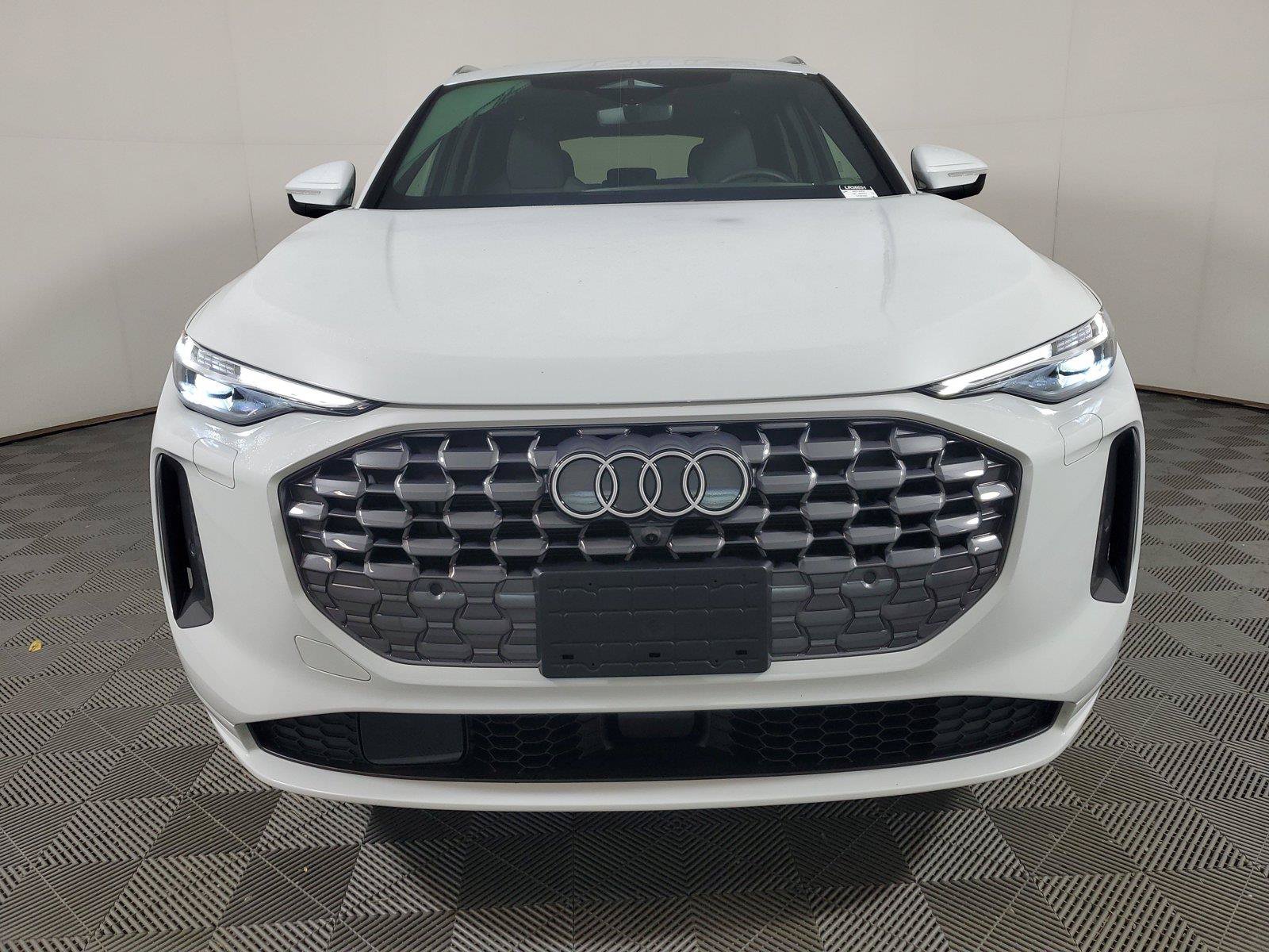 Used 2025 Audi Q5 Premium Plus w/ Premium Plus AWD/4WD image 2