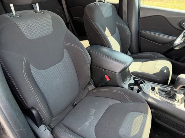 Used 2016 Jeep Cherokee Latitude w/ Cold Weather Group image 11