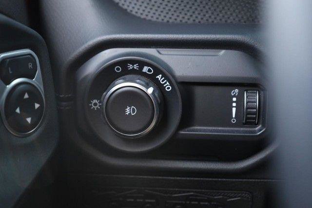 Used 2025 Jeep Wrangler Unlimited Rubicon AWD/4WD image 18