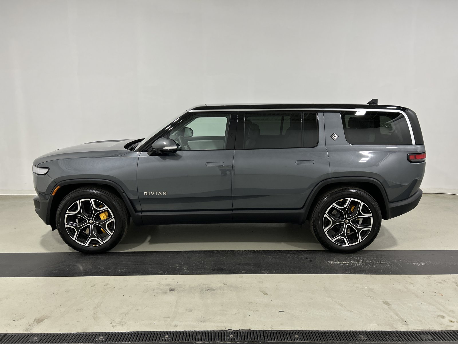Used 2024 Rivian R1S Adventure AWD/4WD image 2