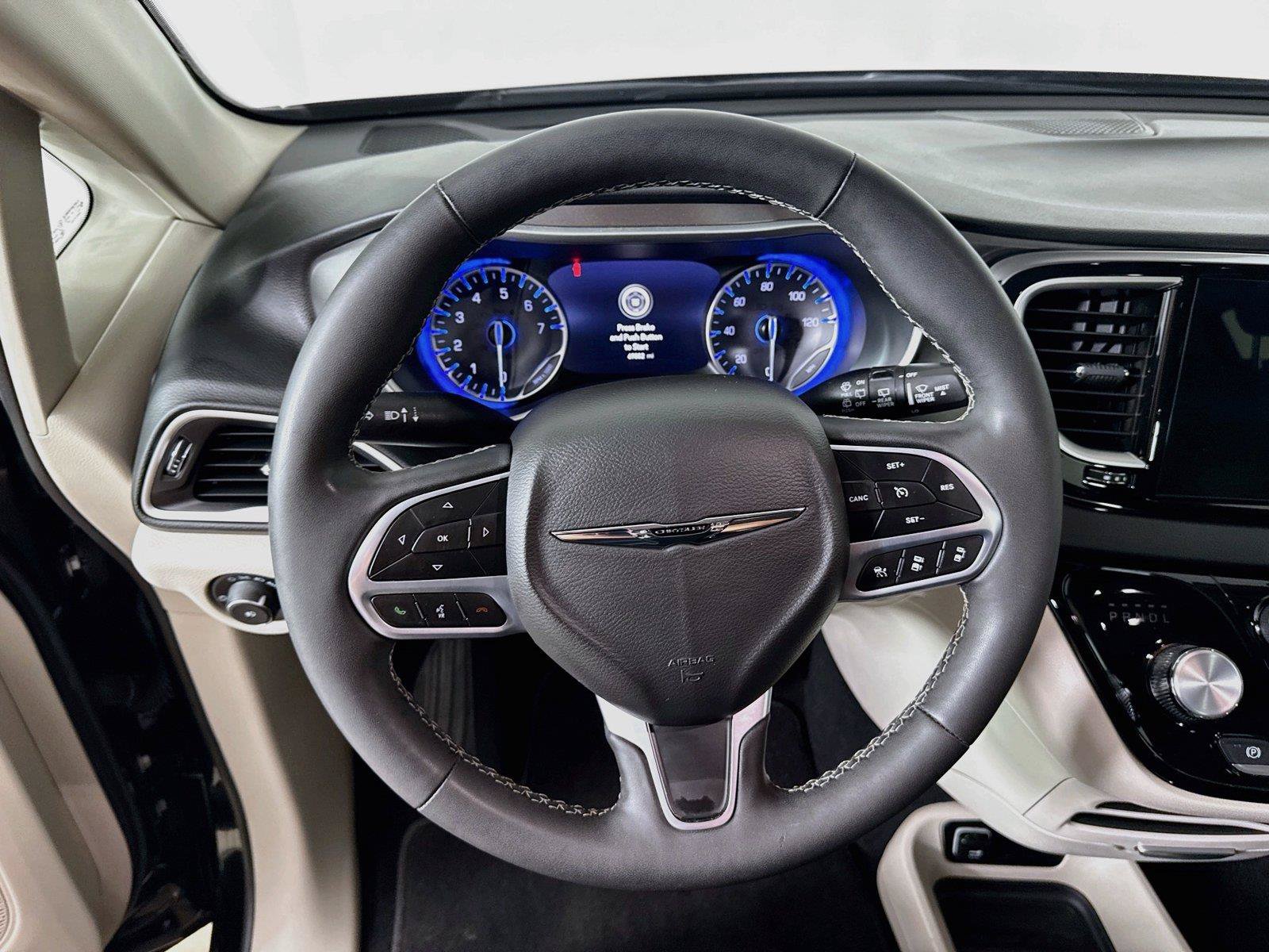 Used 2024 Chrysler Pacifica Touring-L FWD image 18