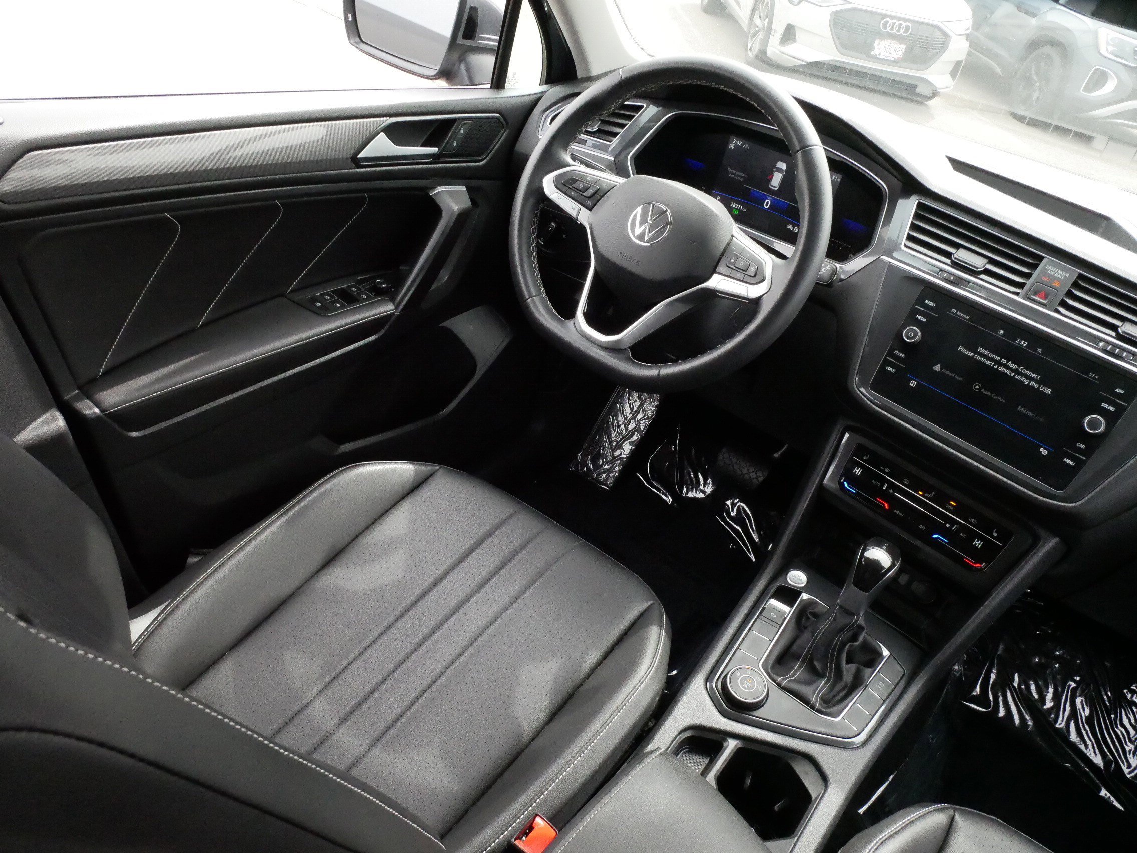 Certified 2023 Volkswagen Tiguan SE image 9