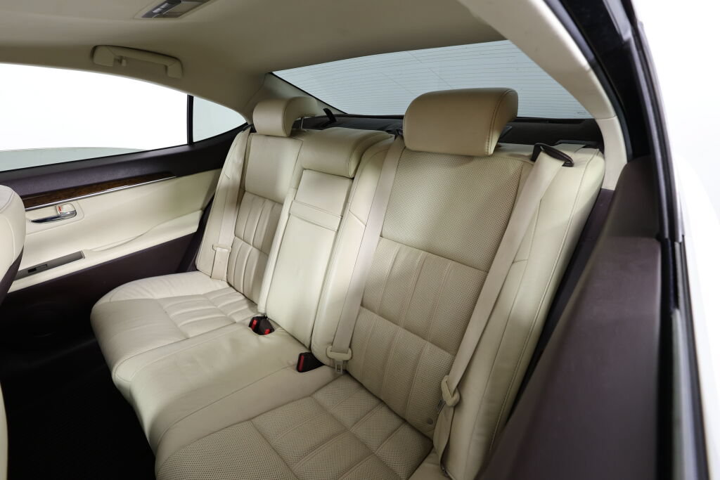 Used 2016 Lexus ES 300h w/ Luxury Package w/Wood Trim FWD image 15