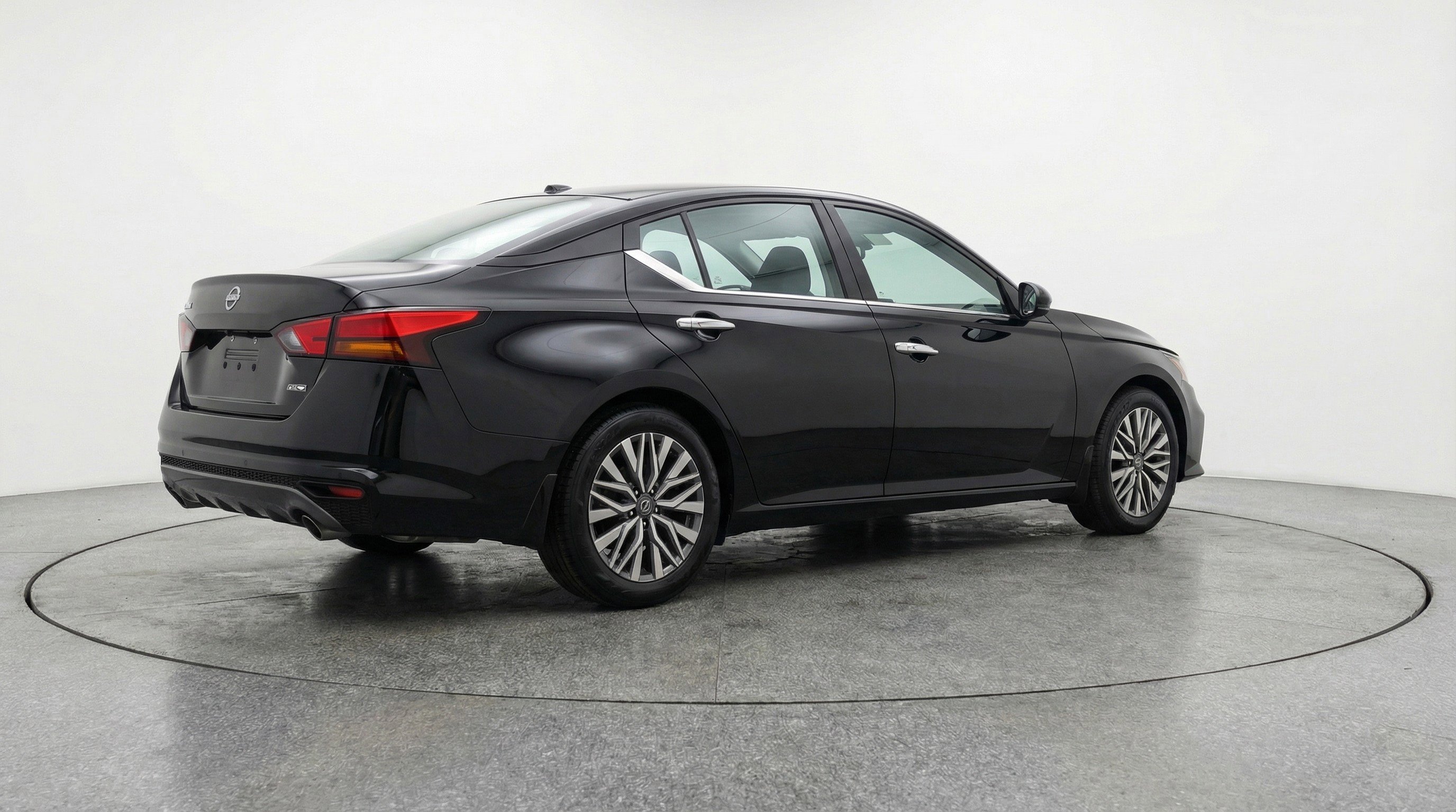 Used 2025 Nissan Altima 2.5 SV image 9