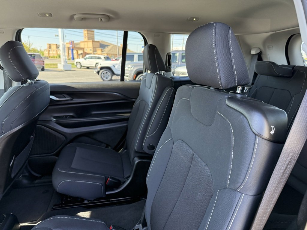 Used 2023 Jeep Grand Cherokee L Laredo image 18