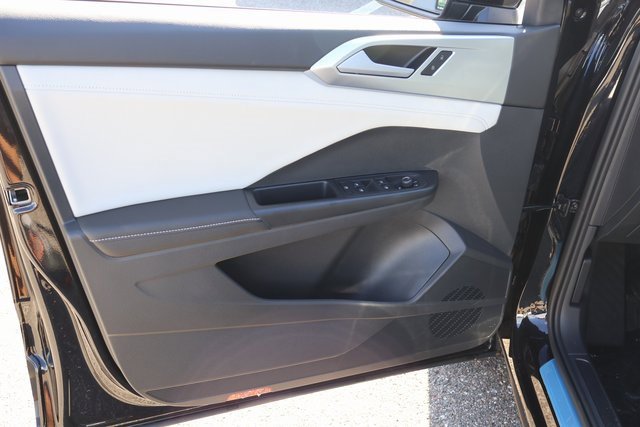 Certified 2025 Volkswagen Taos SE image 10