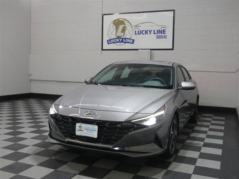 Used 2022 Hyundai Elantra SEL w/ Convenience + Premium Package FWD image 4