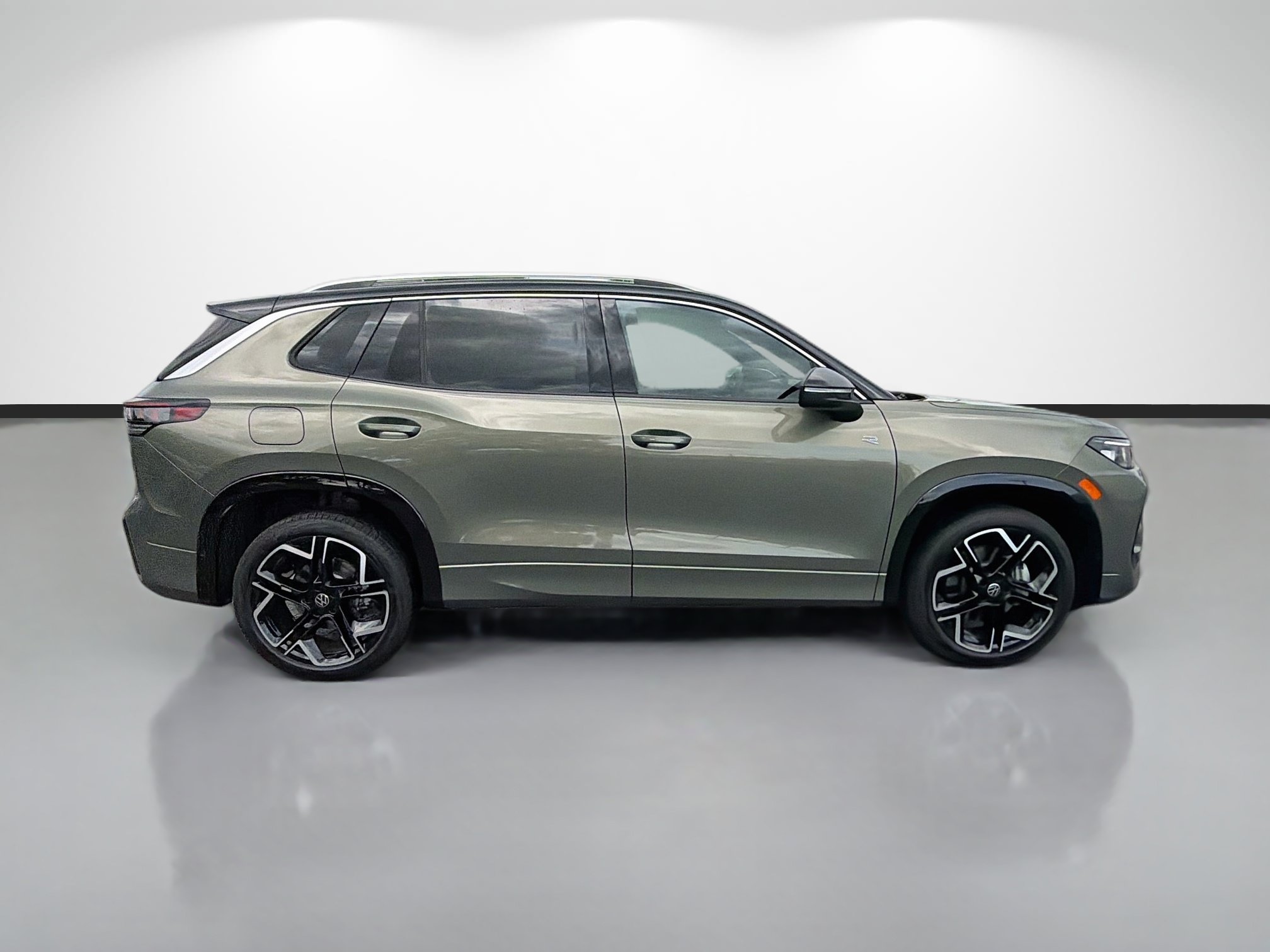 New 2026 Volkswagen Tiguan SEL R-Line AWD/4WD image 2