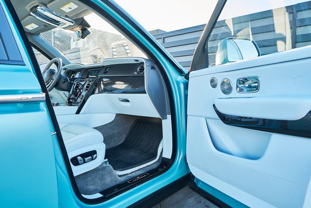 Used 2022 Rolls-Royce Cullinan Black Badge w/ Dark Exterior Package image 15