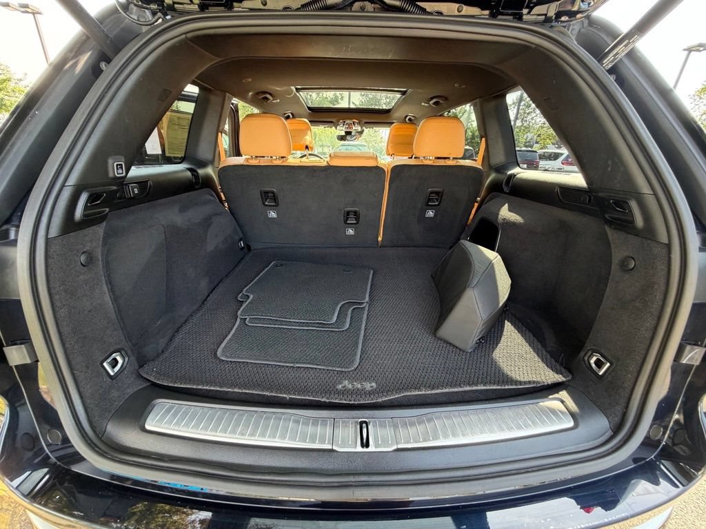 Used 2023 Jeep Grand Cherokee Summit w/ Luxury Tech Group V AWD/4WD image 36