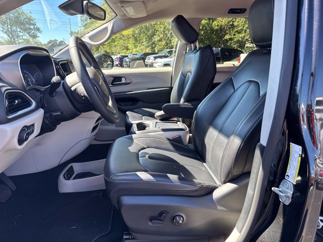 Used 2023 Chrysler Pacifica Touring-L FWD image 13