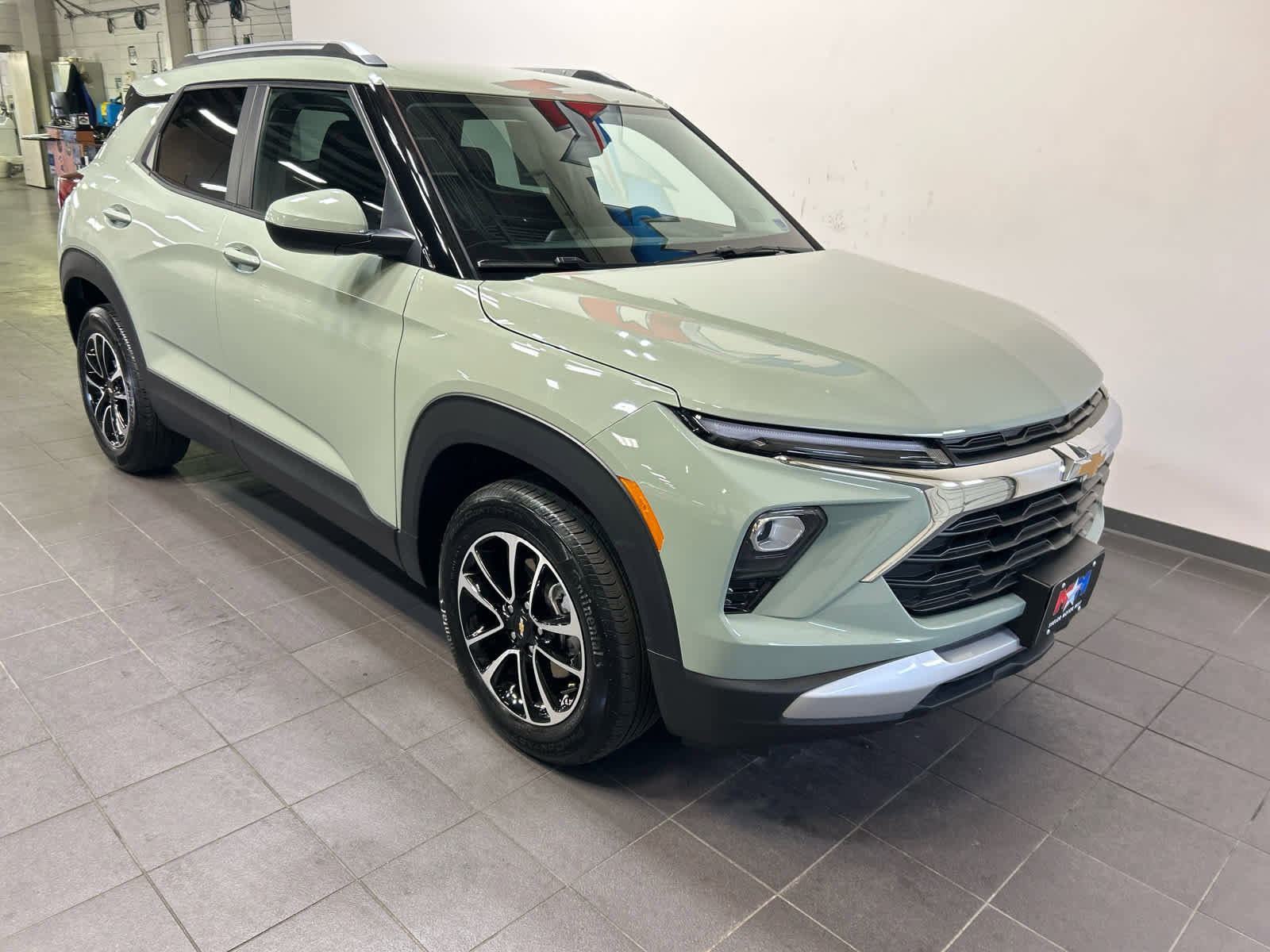 Used 2025 Chevrolet TrailBlazer LT image 2