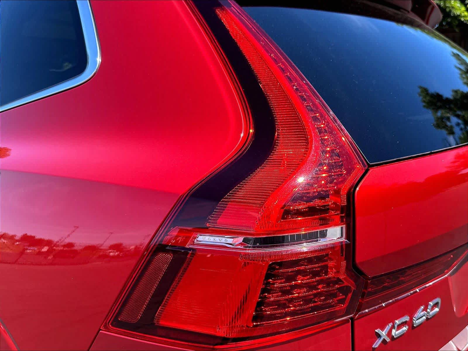 Used 2019 Volvo XC60 T5 Momentum w/ Multimedia Package AWD/4WD image 32