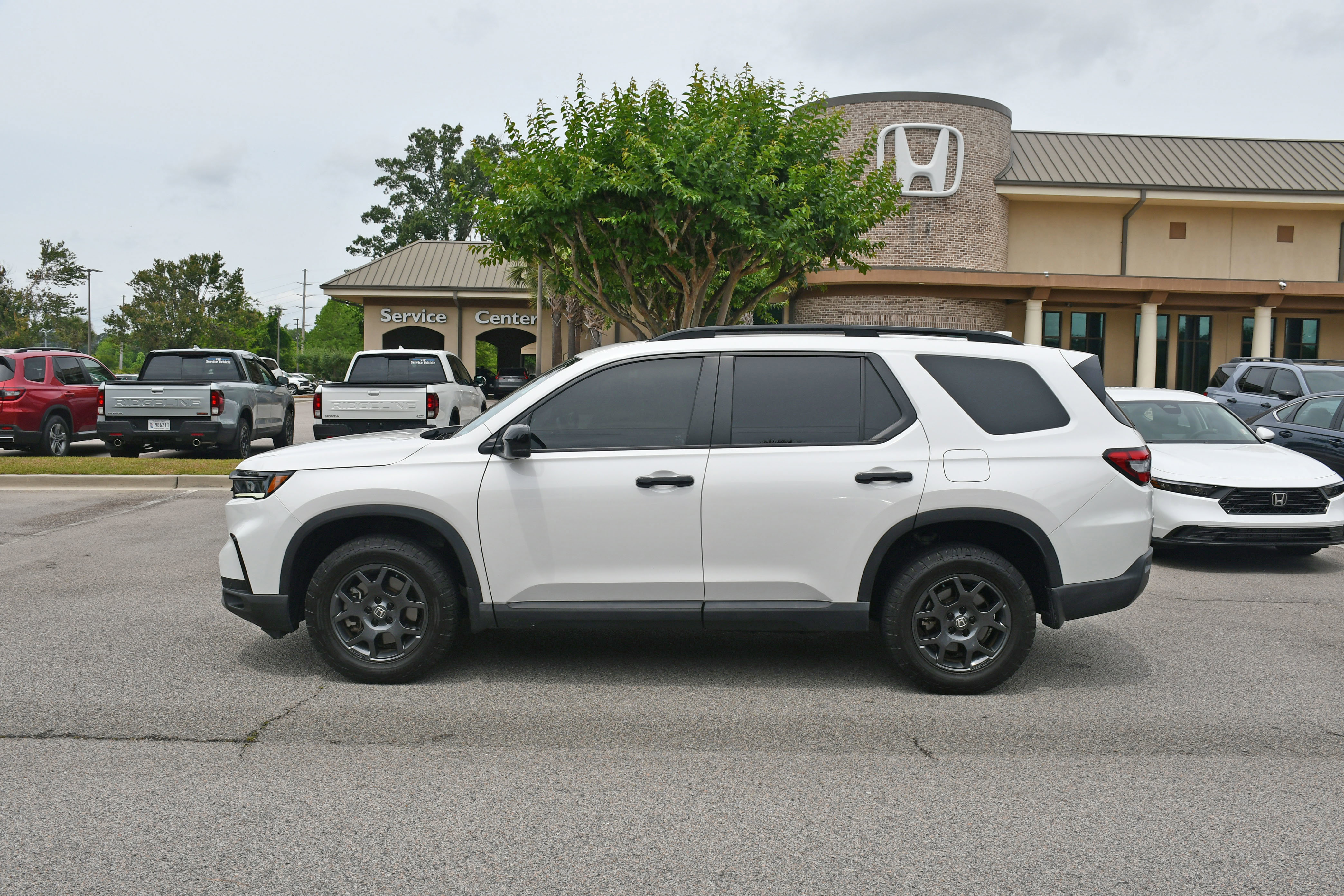 Used 2025 Honda Pilot TrailSport image 2