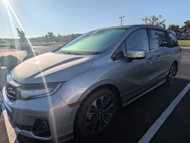 Used 2025 Honda Odyssey Elite image 2