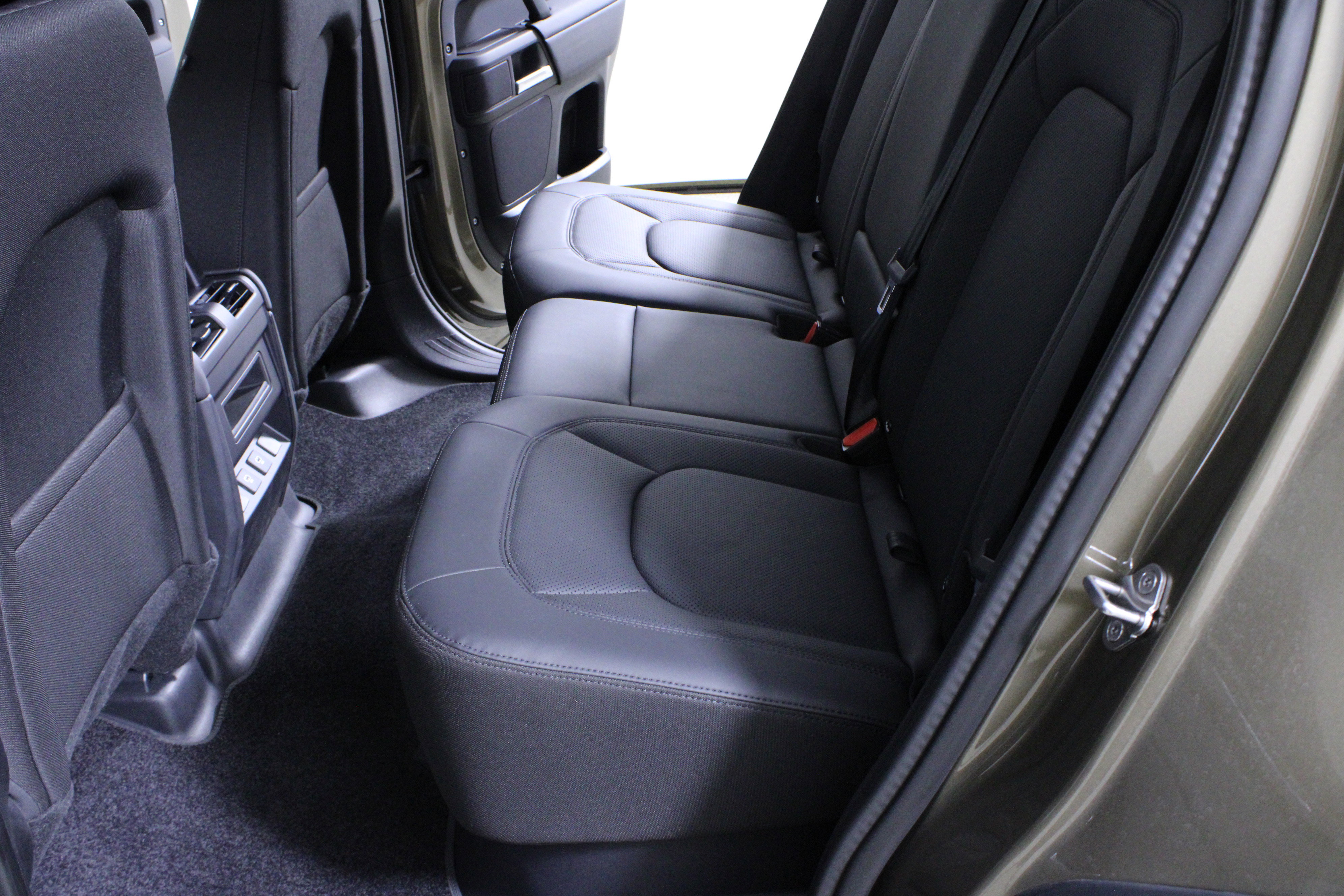 Used 2025 Land Rover Defender 110 S AWD/4WD image 11