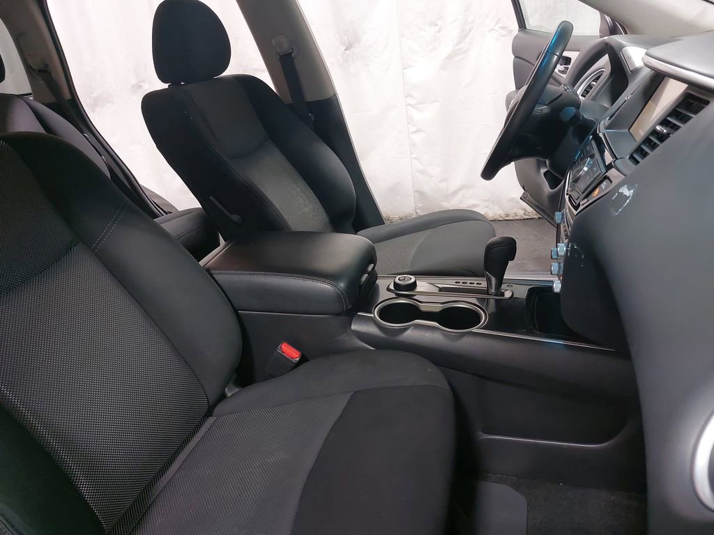 Used 2020 Nissan Pathfinder SV image 10