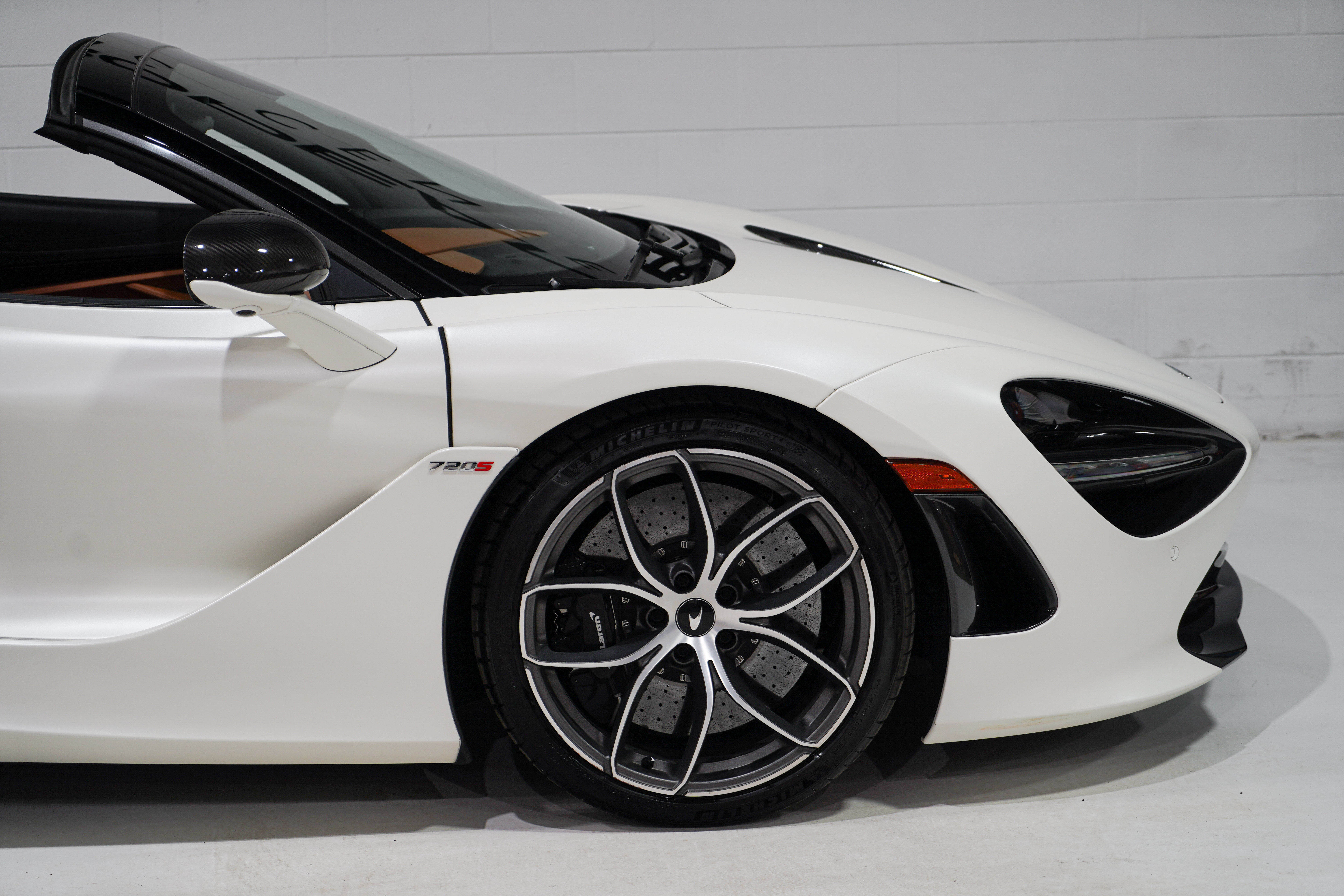 Used 2020 McLaren 720S Spider RWD image 4