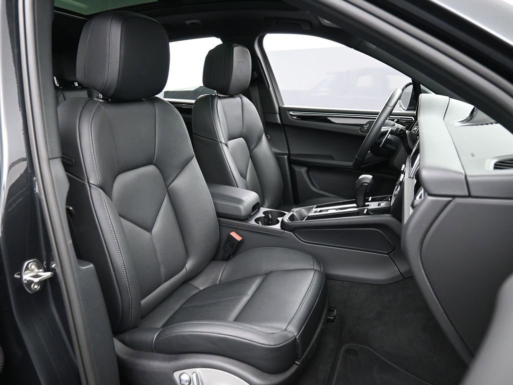 Certified 2025 Porsche Macan image 31