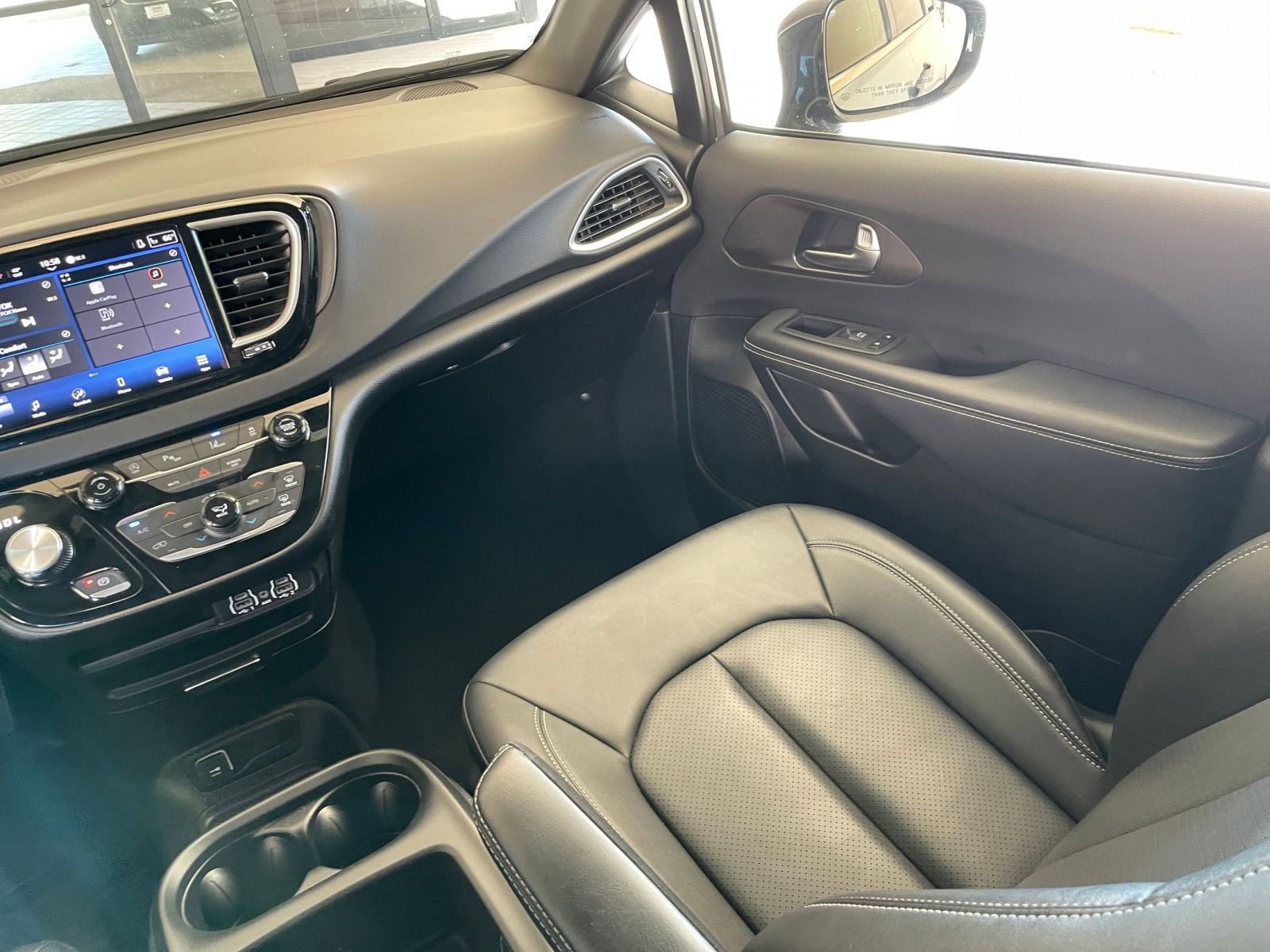 Used 2025 Chrysler Pacifica Select FWD image 37