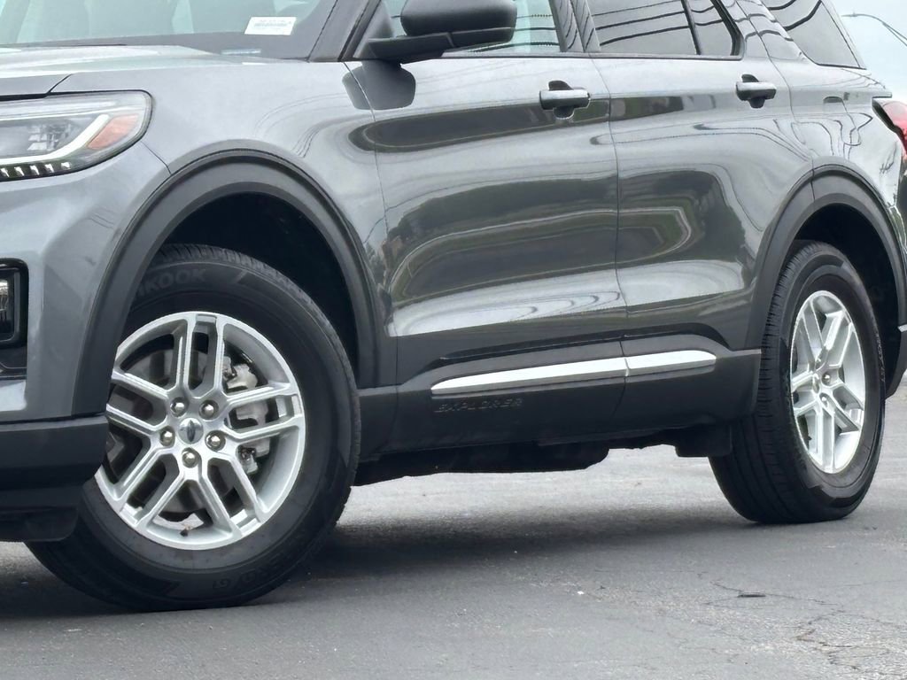 Used 2025 Ford Explorer Active w/ Active Comfort Package RWD image 3