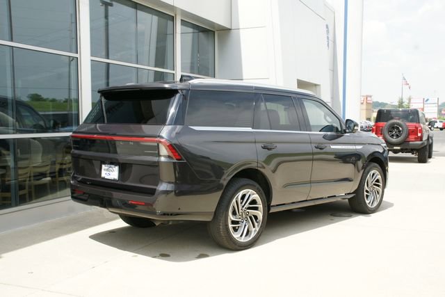 Used 2025 Lincoln Navigator Reserve AWD/4WD image 3