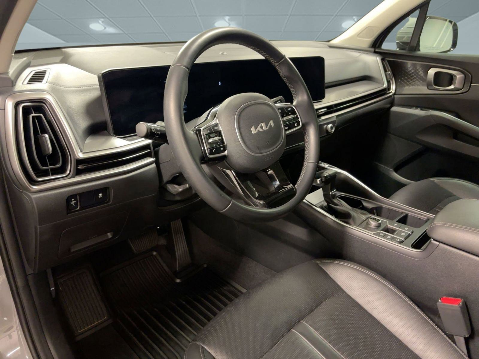 Used 2025 Kia Sorento S w/ Panoramic Sunroof Package image 4