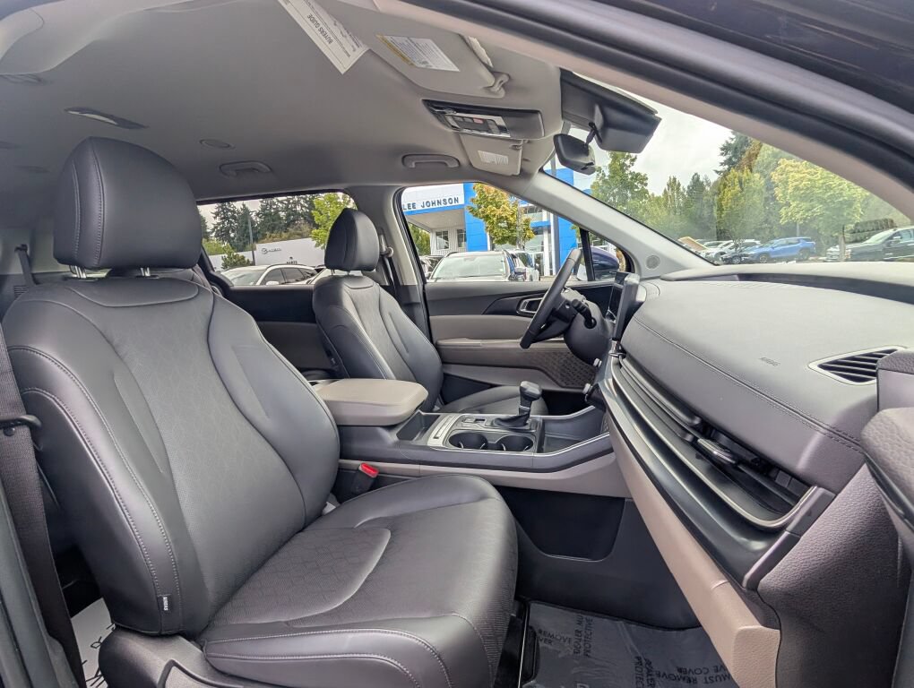 Certified 2025 Kia Carnival FWD image 31