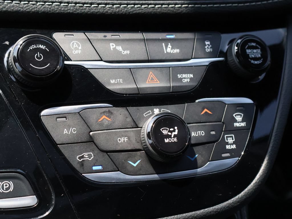 Used 2025 Chrysler Pacifica Limited FWD image 36