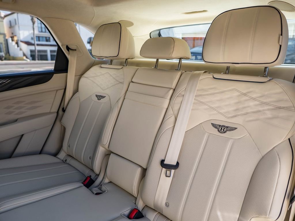 Used 2025 Bentley Bentayga AWD/4WD image 15