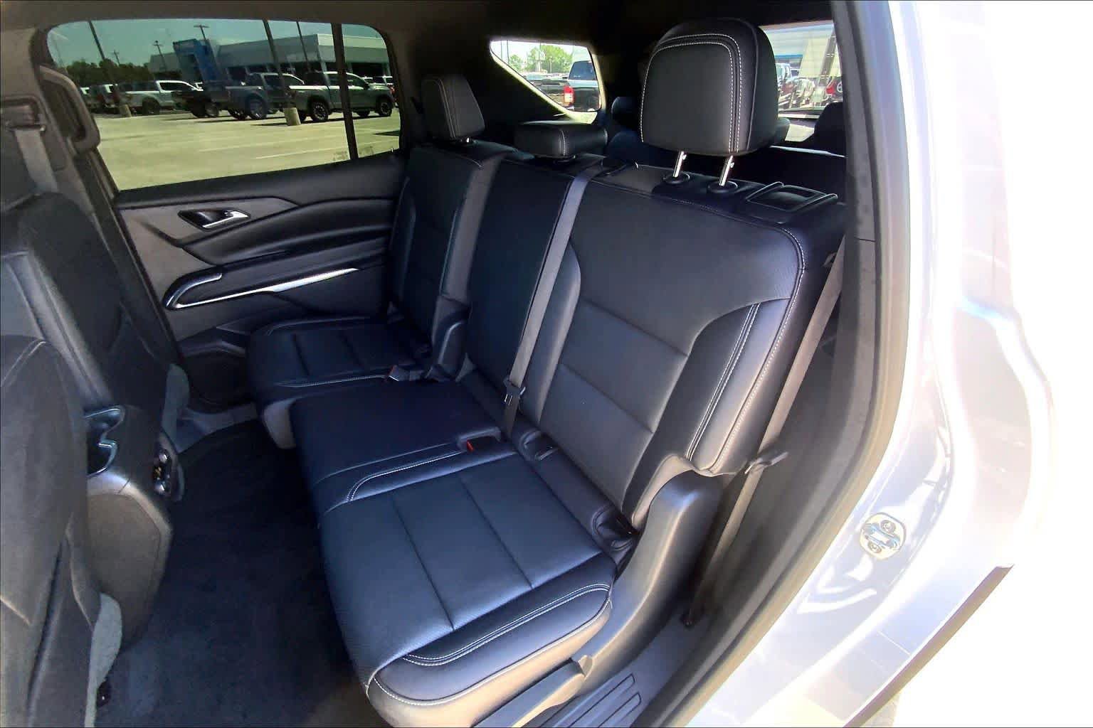 Used 2025 Chevrolet Traverse LT w/ LPO, Floor Liner Package FWD image 19
